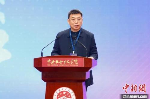 中国侨网第四届“张謇精神的时代意义”论坛12日在北京举行。中共中央统战部副部长、国务院侨办主任、中央社会主义学院第一副院长潘岳发表致辞。 盛佳鹏 摄