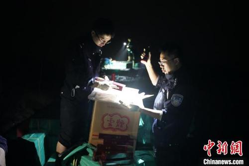中国侨网警方在检查行动中查获的走私香烟。 郭金海 摄