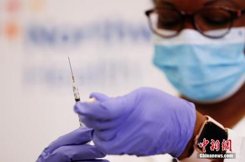 中国侨网当地时间12月14日，纽约长岛犹太医疗中心护士准备注射新冠疫苗。当日，辉瑞公司首批近300万剂新冠疫苗陆续运抵美国各地。 中新社记者 廖攀 摄