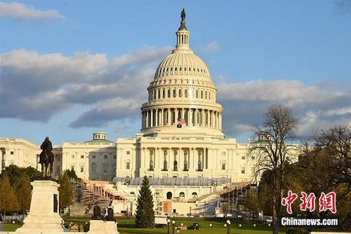 中国侨网图为美国国会西侧广场,现场正在搭建明年1月总统就职典礼的观礼台。 中新社记者 陈孟统 摄