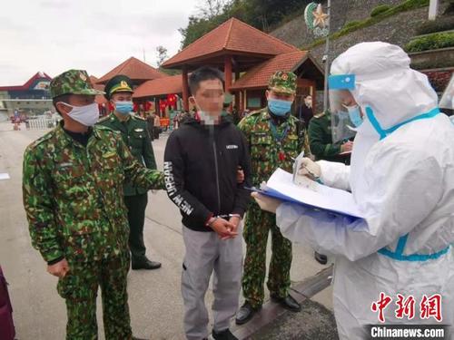 中国侨网图为中越警方在友谊关口岸办理交接手续 刘文杰 摄