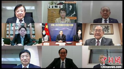 中国侨网孔铉佑大使(中)与日中友好团体负责人视频交流。中国驻日使馆供图