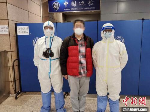 中国侨网犯罪嫌疑人归国投案 王世玉 摄