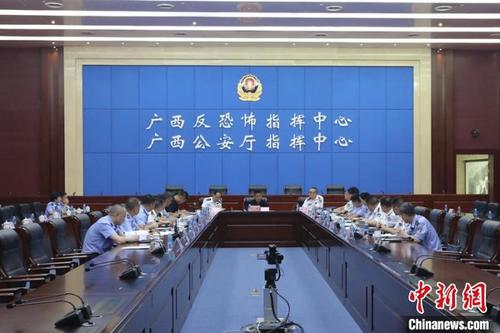 中国侨网图为案件收网行动指挥中心 李晨雨 摄