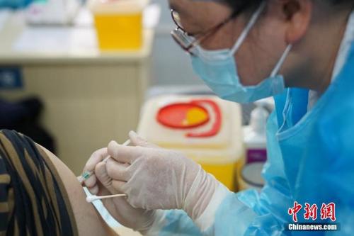 中国侨网资料图：医护人员为市民接种新冠病毒疫苗。 中新社记者 刘冉阳 摄