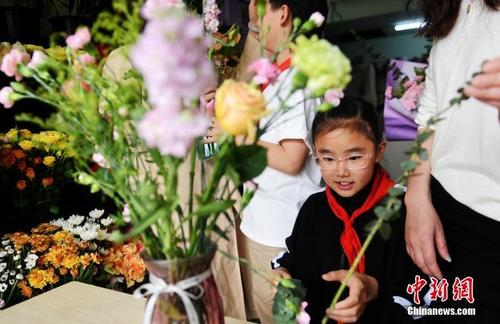 中国侨网小朋友将鲜花送给母亲。范万云 摄