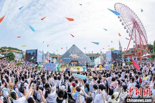 中国侨网毕业生们放飞纸飞机。 邓婷 摄