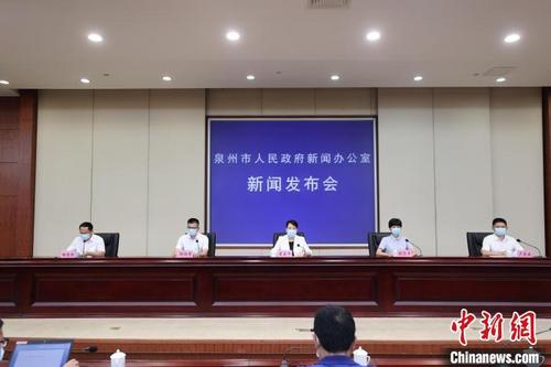 中国侨网9月19日下午，福建泉州召开疫情防控新闻发布会，介绍当地疫情防控最新情况。　林劲峰　摄