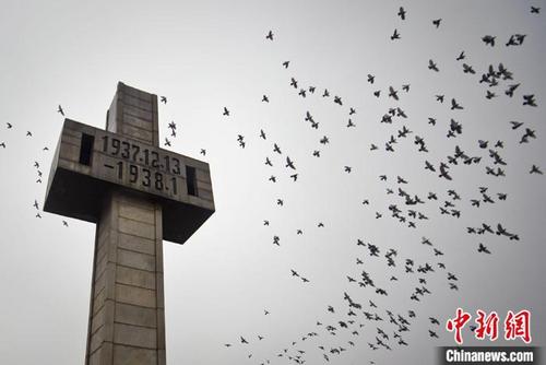 中国侨网图为侵华日军南京大屠杀遇难同胞纪念馆纪念碑。(资料照片) 中新社记者 泱波 摄