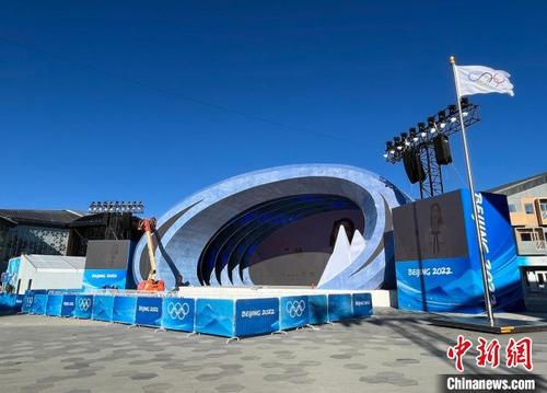 中国侨网北京冬奥会三大赛区中首个完工交付的颁奖广场舞台——张家口赛区颁奖广场舞台正式交付。 北奥集团供图