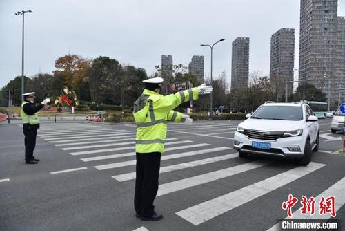 中国侨网北仑进行交通管制　崔伦君　摄