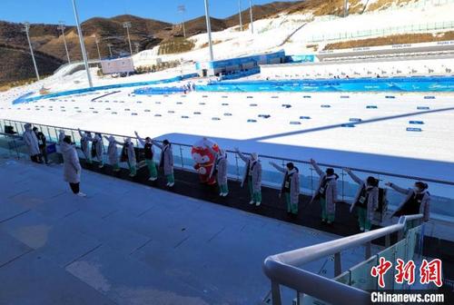 中国侨网国家冬季两项中心体育展示团队残疾人啦啦队进行赛前排练。　北京国资公司供图