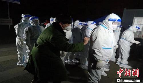 中国侨网万柏林区白家庄街道办工作人员忙碌的身影。 受访者供图