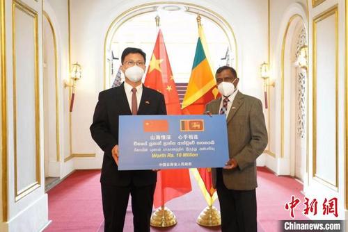 中国侨网图为中国驻斯里兰卡大使戚振宏代表云南省人民政府,向斯方捐赠急需物资。 云南省人民政府外事办公室供图