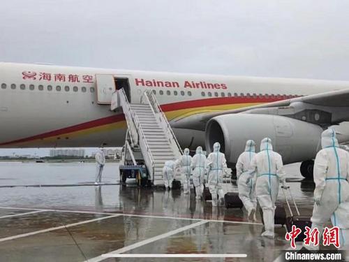 中国侨网8月10日，机组人员在三亚凤凰国际机场准备登机执行航班任务。　黄增燕供图