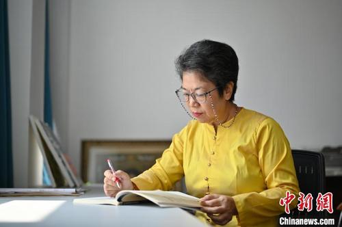 中国侨网图为杜瓦底敦在备课。 俞靖 摄