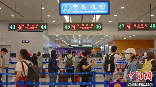 中国侨网中秋小长假期间，在上海浦东国际机场， 出入境旅客数量达1.2万人次。　高鑫　摄