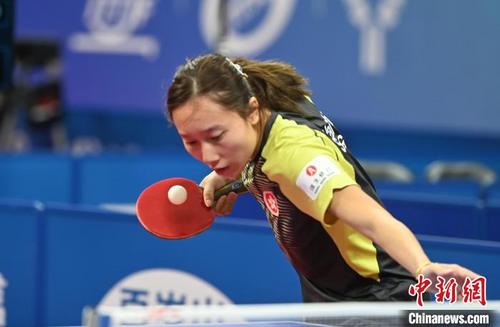 中国侨网中国香港女子乒乓球队员苏慧音在比赛中。　安源　摄
