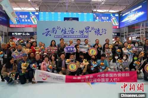 中国侨网图为参团旅客乘车前在昆明站合影留念。 刘冉阳 摄
