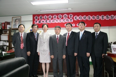 中国海外华侨总人口_与会人员在中国华侨历史博物馆前合影.-萧玉灿诞辰百年