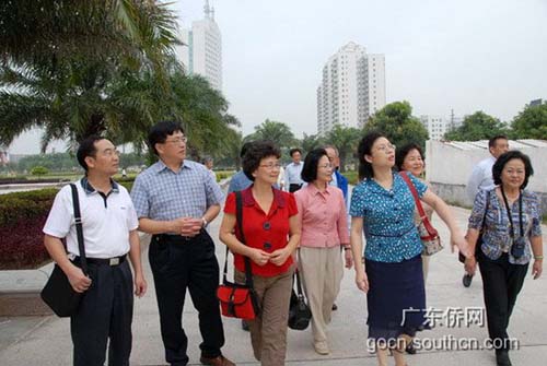 兄弟姐妹参观茂名市文化广场莫业常先生(左)向林日娣副市长赠送纪念品