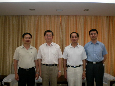 崔明华(左二)与陆永兴会长(左一)合影留念