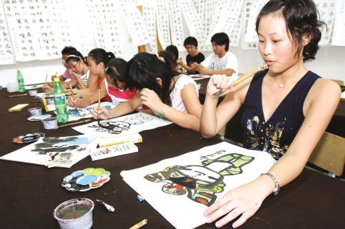华裔青少年在瑞安学画福娃(图)