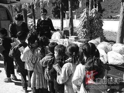 被照片打动 新西兰华侨捐款资助云南贫困生(图