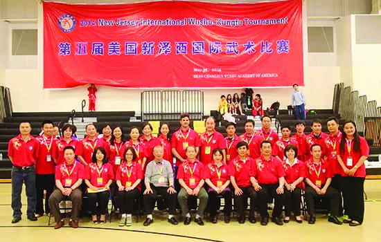 赵长军与工作人员合影(美国《侨报》/后歆桐