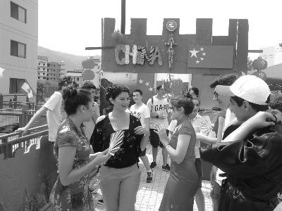 师生在展台前忙碌