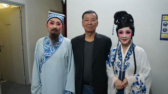 剧院主创人员合影:曾静萍(右一)、王仁杰(中)、龚万里。(法国《欧洲时报》/张云茜
