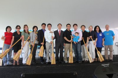 香港驻美国总经济贸易专员梁卓文(左六)、驻纽约中国总领馆领事王军(左七)、麻州众议员陈德基(左五)、剑桥市议员和麻州副州长候选人张礼能(右五)等嘉宾,出席波士顿龙舟节开幕仪式,并获得主办方赠送船桨和T恤作纪念。(美国《世界日报》/刘晨懿之