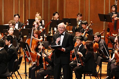 乐团常任指挥杨捷率众乐手在演奏。(美国《侨报》)