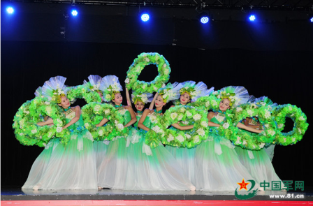 中国侨网-庆祝中法建交50周年文艺演出法国