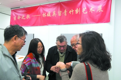 林媛英（左二）在展会现场与澳洲艺术家交流