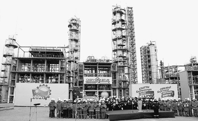 中国去年提出共建丝绸之路经济带倡议,激起了丝绸之路沿途国家更大的合作热情。图为中国和哈萨克斯坦最大的非资源领域投资项目――阿克套沥青厂开工仪式现场。