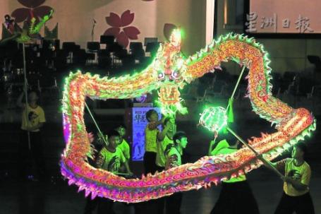 马青文化体育会舞出炯炯有神，活灵活现的LED龙。（马来西亚《星洲日报》）