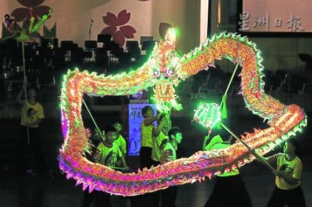 马青文化体育会舞出炯炯有神,活灵活现的LED龙。(马来西亚《星洲日报》)