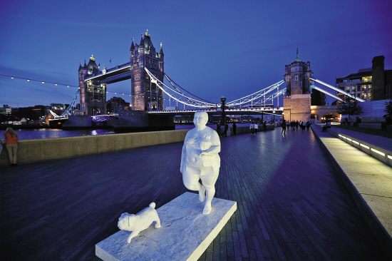 伦敦塔桥旁的快乐“肥女人”