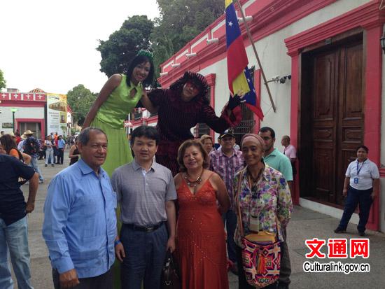 谭旭东赴委苏克雷州参加诗歌节受到州长的热情接待