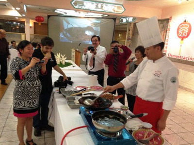 中国厨艺大师在墨西卡利表演烹饪技术
