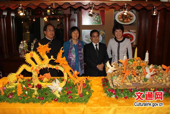 黄敏惠大使、国会主席奥塔罗拉与世界中国烹饪联合会会长杨柳等在食雕前合影。