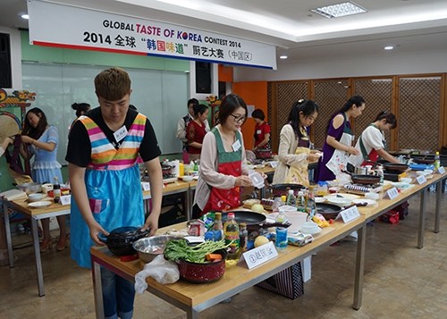 6月28日,驻华韩国文化院,2014“韩国味道”厨艺大赛现场。图为参赛选手紧张有序地准备中。新华网