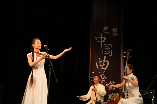 河南坠子“晴雯撕扇”。(法国《欧洲时报》/孔帆