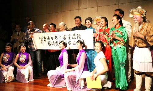 获奖演员与评委、颁奖嘉宾合影。(法国《欧洲时报》/孔帆