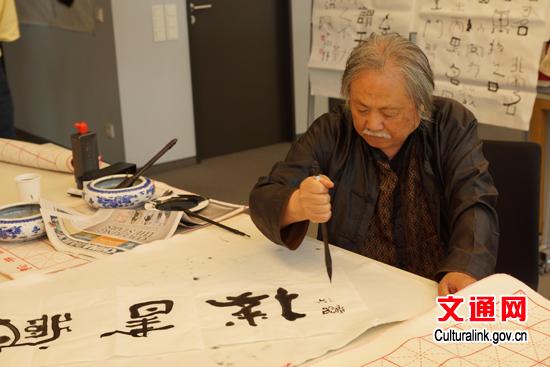 书法大师郦汾阳展示书法
