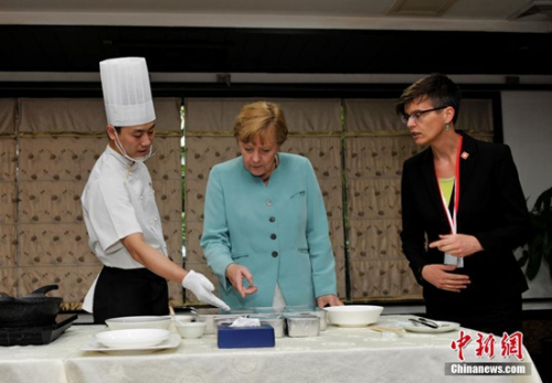 德国总理默克尔向川菜大厨学做宫保鸡丁
