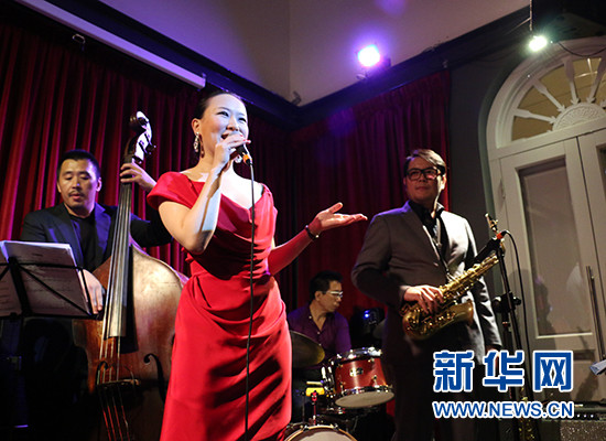 7月5日晚，中国独立音乐创作人、爵士乐女歌手陈胤希为新加坡观众演绎“上海爵士”。（符传威