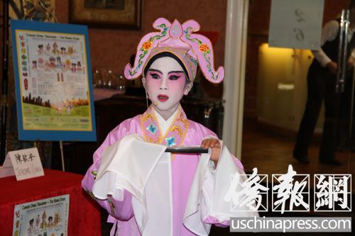 粤剧小演员们现场演唱《唐伯虎点秋香》。(美国《侨报》/周慧一
