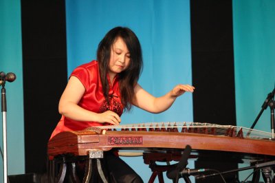 杨艺倾情演奏(美国《世界日报》/冯兆音